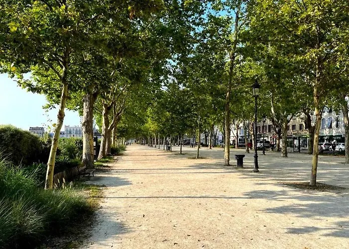 Pau Centre Vue Sur Les Pyrenees Pour 2 Nuits Au Minimum
